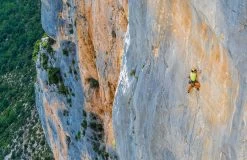 Grivel All-Round Alpha 9 Grivel All-Round Alpha -Alpinismo in Italia SPORTALPHACAPTIVE AlessandroZeni papyonsight7c GorgesduVerdon FR phLorenzoBelfrondforGrivel LNZ 0839